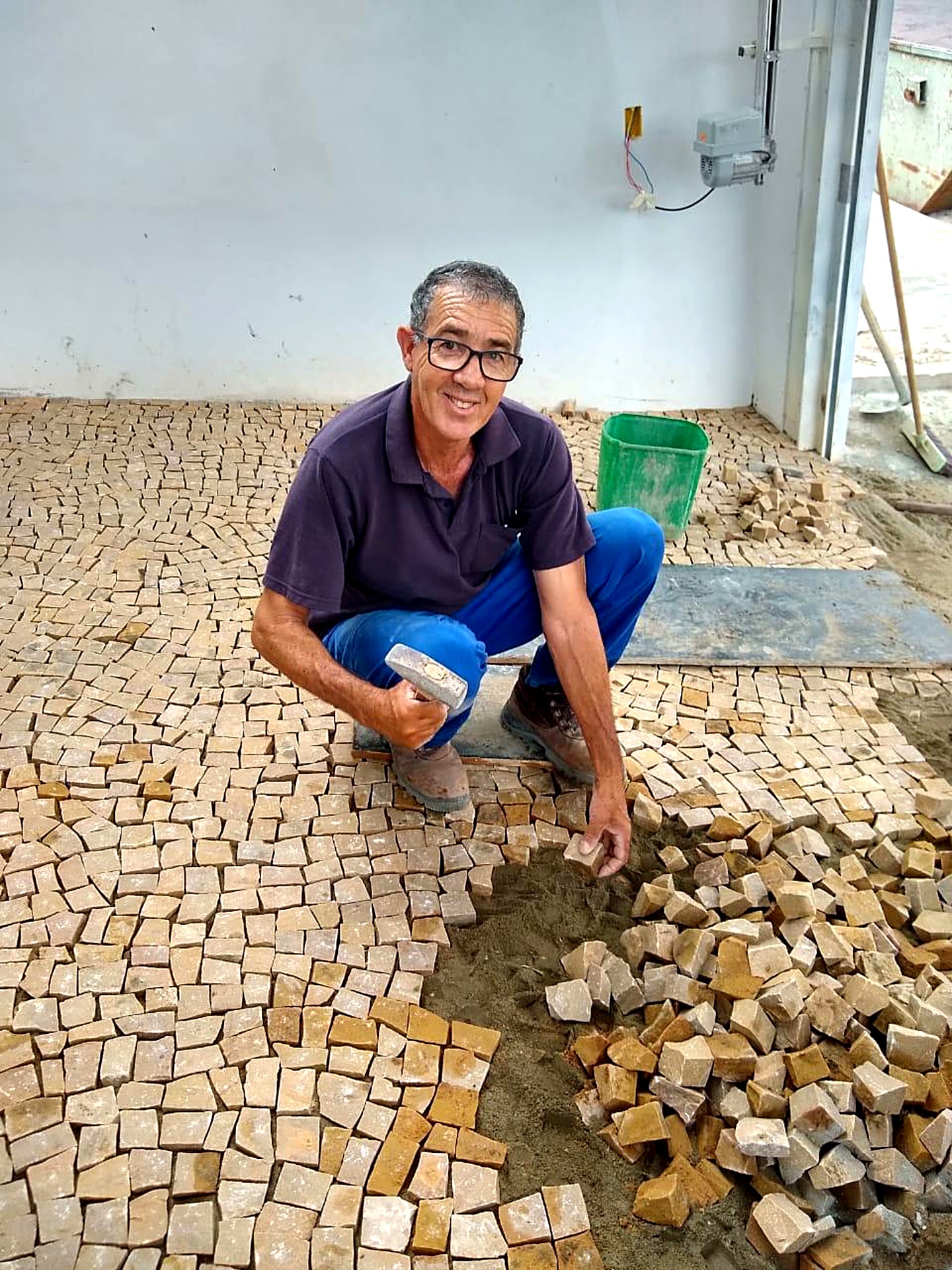 Fundador da Melo Pedras assentando pedra